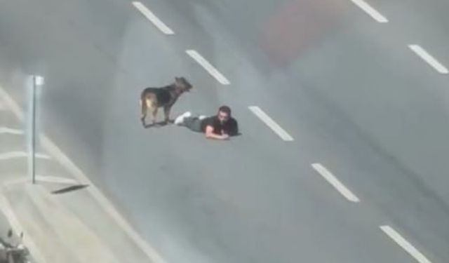 Samsun'da bir kişi, ana yolun sağ şeridinde sürünerek ilerledi; o anlar kamerada