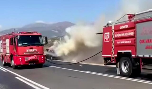 Seyir halindeyken alev alan otomobil yandı