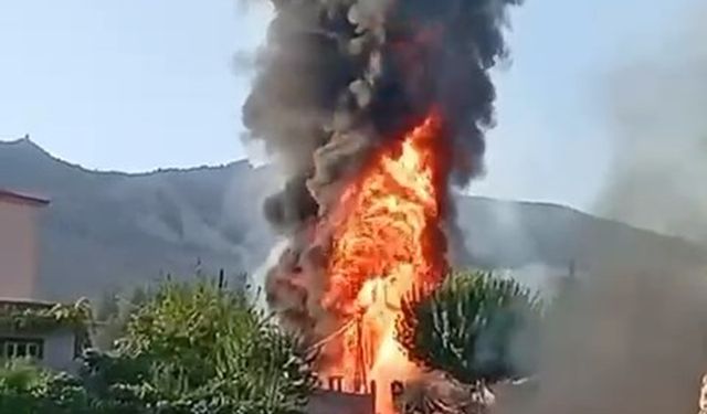 Şırnak'ta yol çalışması sırasında hasar alan boru hattından sızan petrol alev aldı