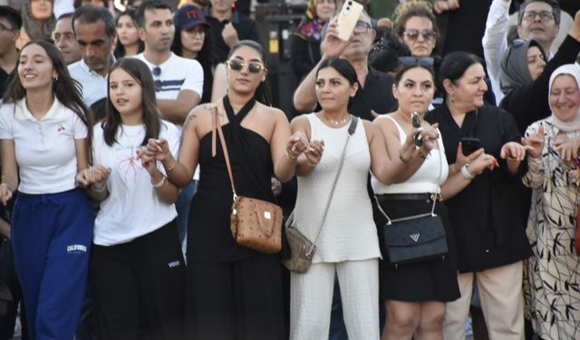 Sivas'ta 1058 kişilik meydan halayı