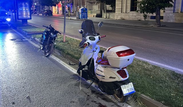 Sivas'ta 2 motosiklet çarpıştı; 2 yaralı