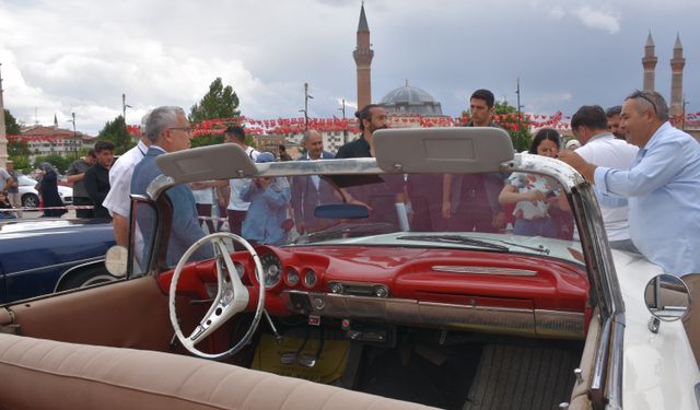 Sivas'ta klasik otomobil fuarı açıldı
