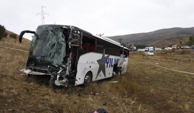 Sivas'ta yolcu otobüsü ile TIR çarpıştı: 18 yaralı