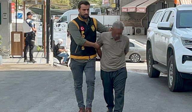 Sokakta oynayan çocukları gürültü yaptıkları gerekçesiyle sopayla darbetti; o anlar kamerada (2)
