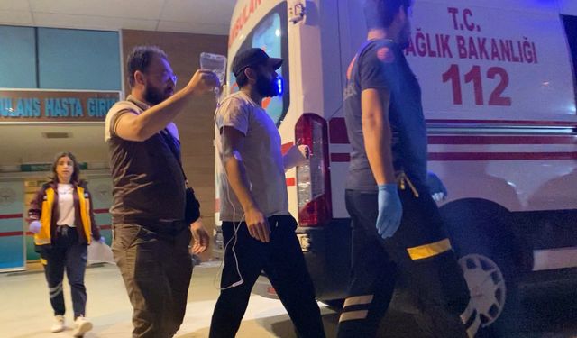 Spiralle çamaşır makinesinin ayaklarını kesmek isterken elini kesti