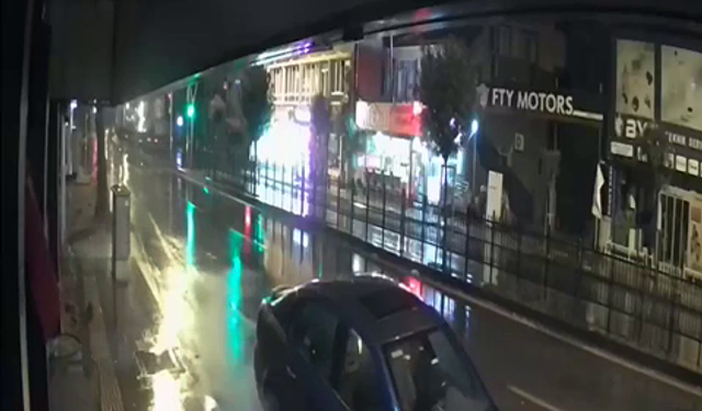 Sürüklenen motosikletlinin otomobilin altına girdiği kaza kamerada