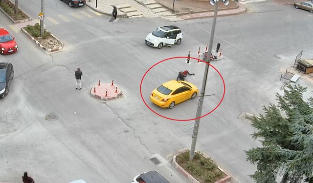 Taksi ile motosikletin çarpıştığı kaza kamerada, 2 yaralı