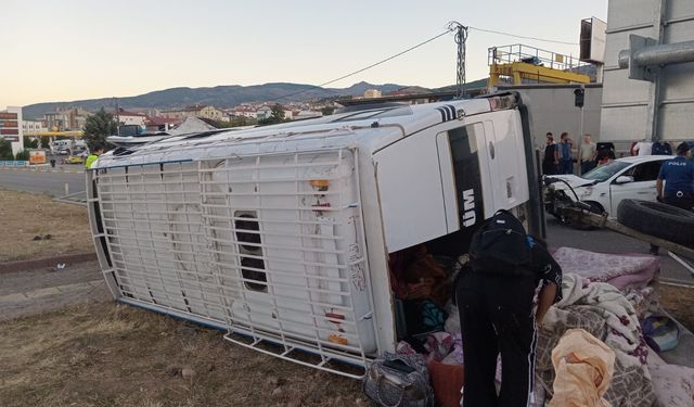 Tarım işçilerini taşıyan minibüs, otomobille çarpıştıktan sonra devrildi: 15 yaralı
