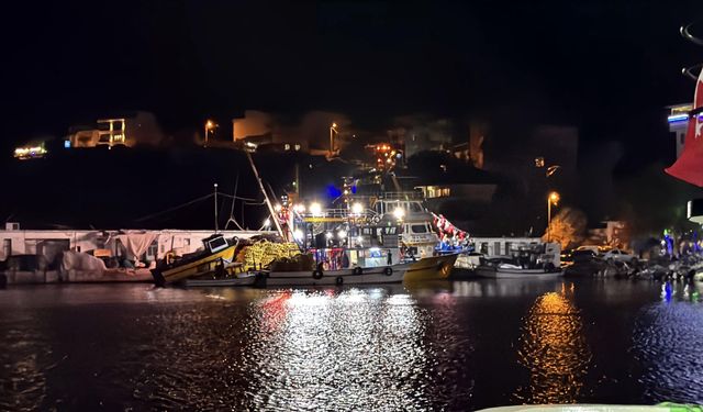 Tekirdağlı balıkçılar, havai fişek gösterileriyle denize açıldı