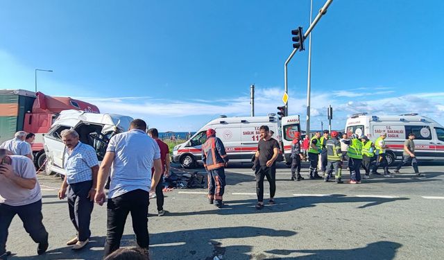 TIR, trafik ışıklarında bekleyen minibüse çarptı: 15 yaralı