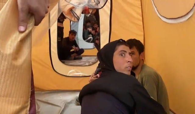 TIR'ın dorsesindeki kamp çadırlarından 17 kaçak göçmen çıktı