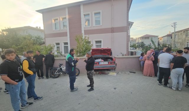 Tokat'ta otomobil elektrikli bisiklete çarptı: 3 çocuk yaralı