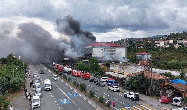 Trabzon'da alışveriş merkezindeki yangında alevler yeniden yükseldi (4)