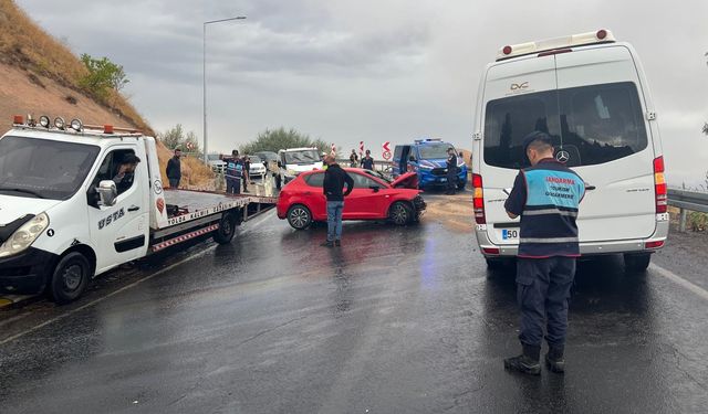 Turistleri taşıyan minibüs ile otomobil çarpıştı: 6 yaralı