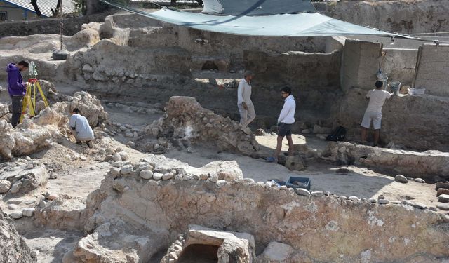Ulucak Höyüğü'nde 8 bin yıllık 5 heykelcik bulundu