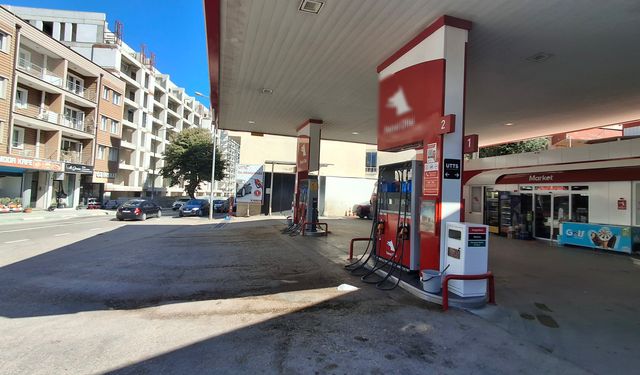 Yakıt doldurduğu otomobil aniden ilerleyince pompayı çekip, aracı durdurdu; o anlar kamerada