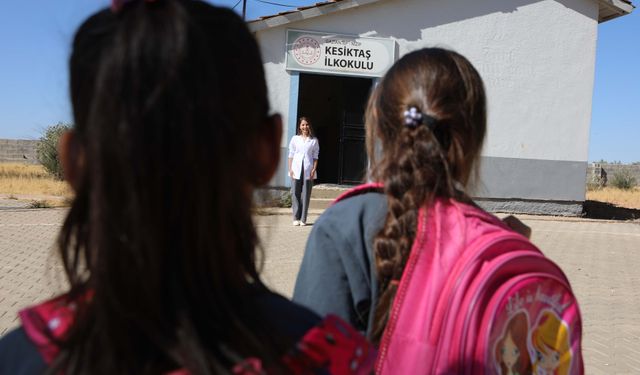 2 öğrencinin eğitim gördüğü okulda hem öğretmenlik hem arkadaşlık yapıyor