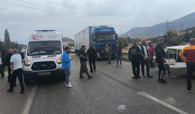 2 otomobil ile TIR çarpıştı: 2 ölü, 3 yaralı