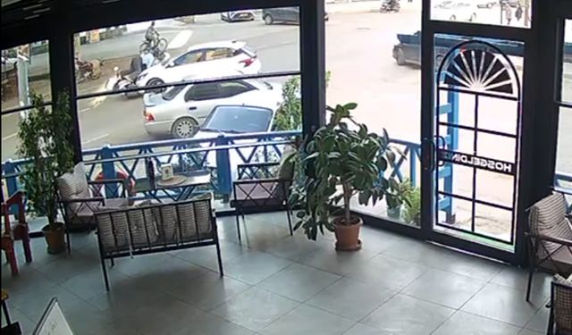 22 gün arayla aynı kavşakta kaza yaptı / Video eklendi