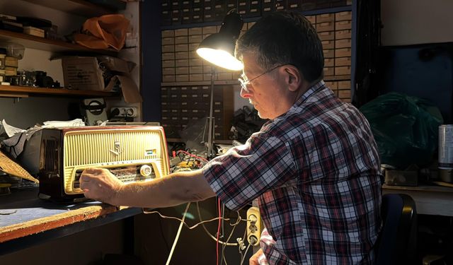 55 yıldır antika radyo tamiri yapıyor: Radyolara yeniden ses vermek çok mutlu ediyor