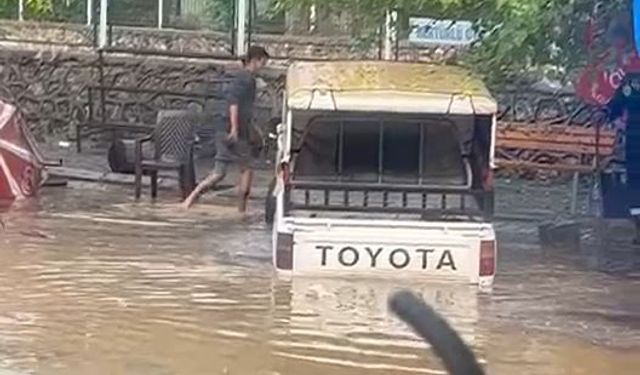 Adana'da sağanak; iş yerlerini su bastı, araçlar mahsur kaldı