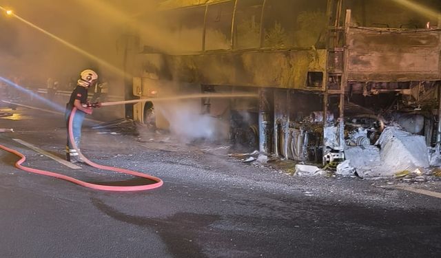 Adana'da seyir halindeki yolcu otobüsü yandı