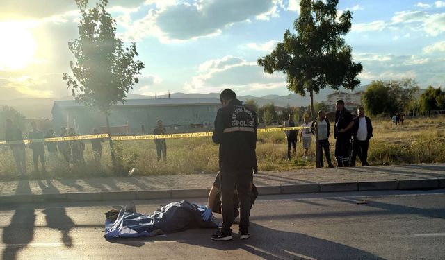 Afyonkarahisar'da TIR'la çarpışan motosikletteki 2 kişi öldü