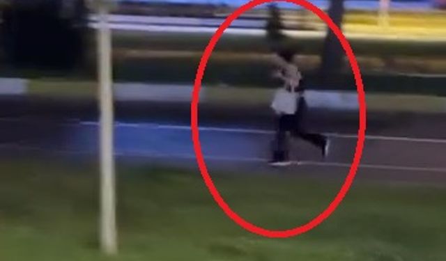 Alkollü kadın, trafikteki araçların önünü kesip, sürücülere tekme attı