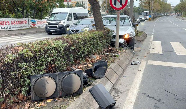 Alkollü sürücü, yaya geçidinin olduğu noktada otomobiliyle refüje çarptı