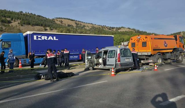 Amasya'daki kazada ölen 3 kardeş ile enişteleri toprağa verildi