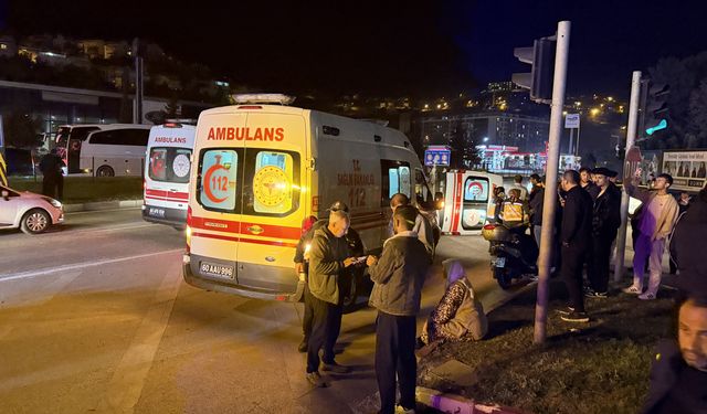 Ambulans ciple çarpıştı, 3 sağlık personeli yaralı