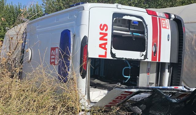Ambulansla otomobil çarpıştı: 3'ü sağlık görevlisi, 8 yaralı
