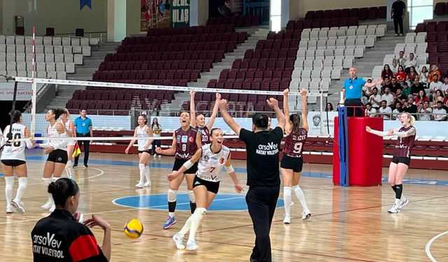 arsaVev, Cumhuriyet Bayramı'nda Hatay Voleybol Takımı'nı ziyaret etti