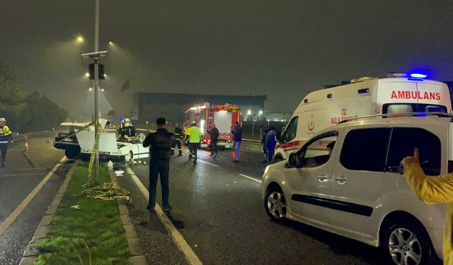 Aydınlatma direğine çarpan otomobil ikiye ayrıldı; sürücü yaralandı