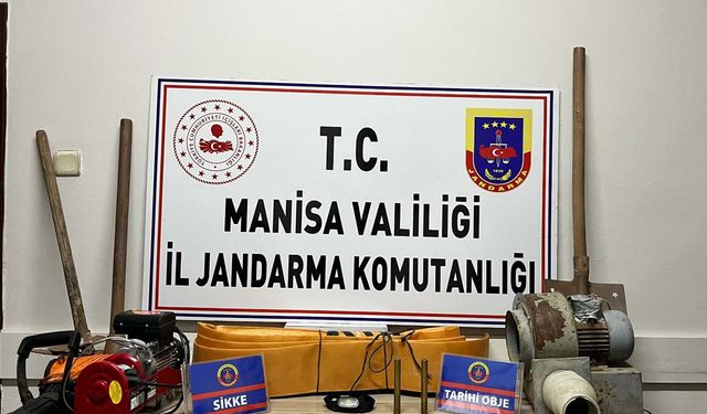 Bahçesinde kaçak tarihi eser kazısı yaparken suçüstü yakalandı