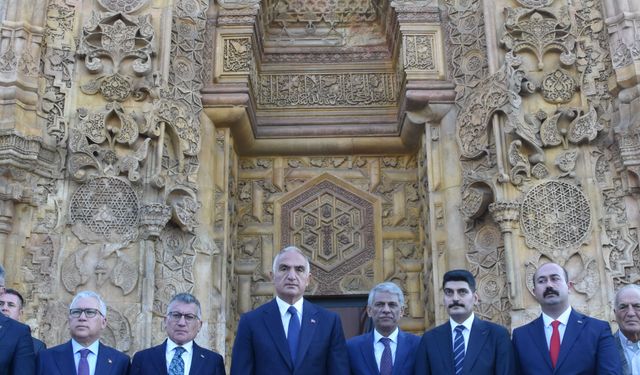 Bakan Ersoy: Halk kütüphanelerimizi çok işlevli merkezler haline getiriyoruz (2)