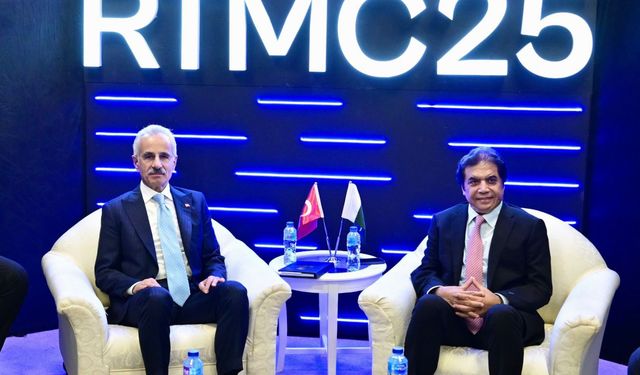 Bakan Uraloğlu, Pakistan Federal Demiryolları Bakanı Abbasi ile bir araya geldi