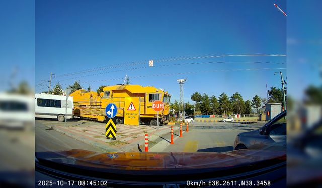 Bariyer erken açıldı, servisteki öğrenciler tehlike atlattı