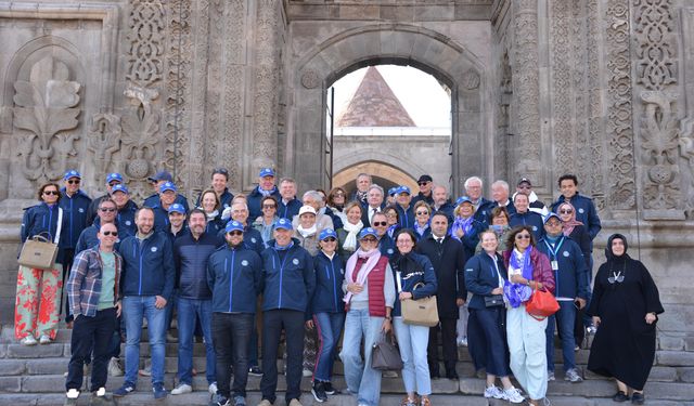 Belçikalı gezginler, klasik otomobilleriyle Erzurum'da