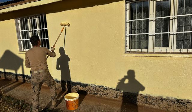 Bingöl'de jandarmadan köy okuluna bakım