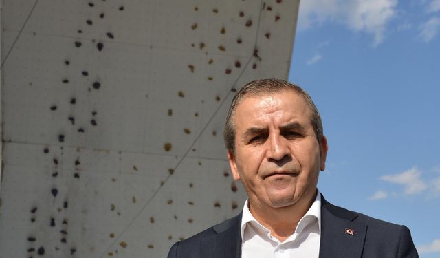 'Bir kere yükselen bayrak bir daha inmez' diyerek Filistin bayrağını göndere çektiler