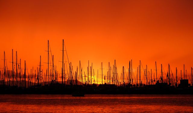 Bodrum'da gökyüzü kızıl tonlara büründü
