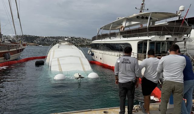 Bodrum'da iskeleye demirli lüks yat su alıp battı