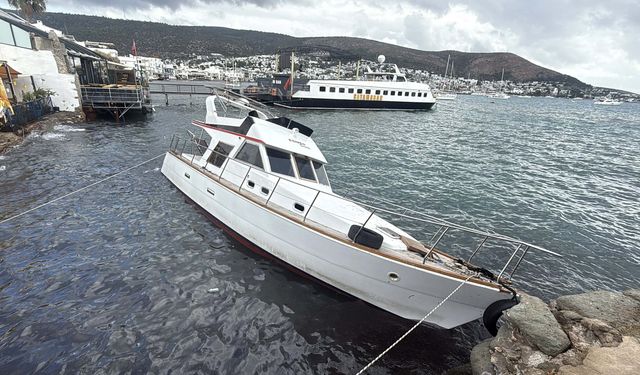 Bodrum'da kuvvetli rüzgar; tekne karaya vurdu