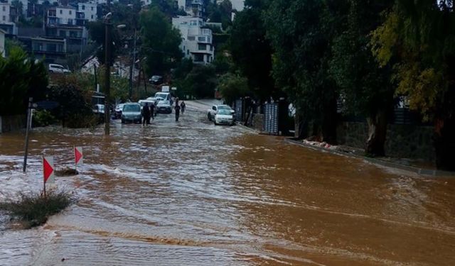 Bodrum'da sağanağa rağmen turistler denize girdi