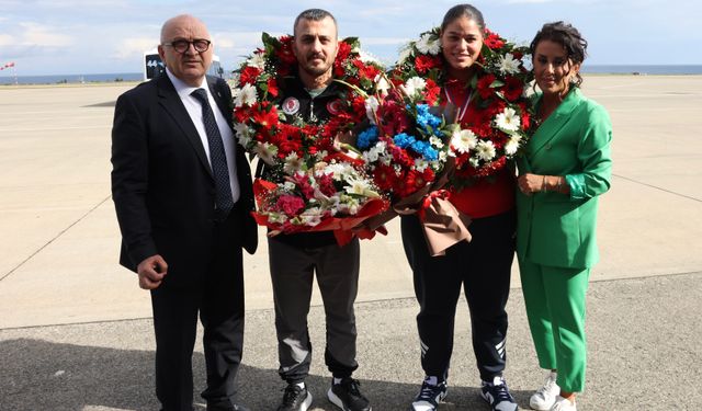 Boks Şampiyonu Kethüda'ya çiçekli karşılama