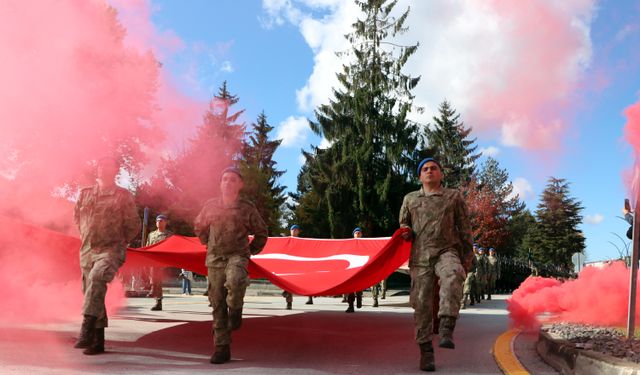 Bolu'daki tören yürüyüşünde komandolardan 29 Ekim marşları