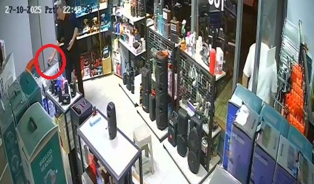 Bursa'da deprem sırasında panikle dışarıyı çıkarken çay bardağını da aldı; O anlar kamerada