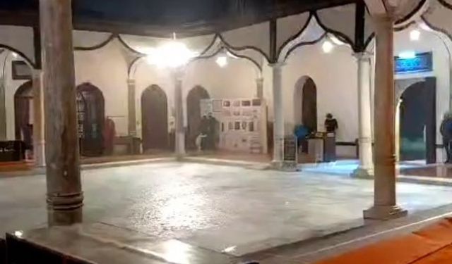 Bursa'da tarihi Emirsultan Camii'nin kubbesine yıldırım düştü