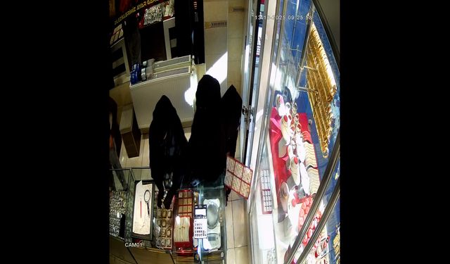 Çarşaflı 3 kadının, kuyumcudan 1 milyon 200 bin liralık soygunu kamerada